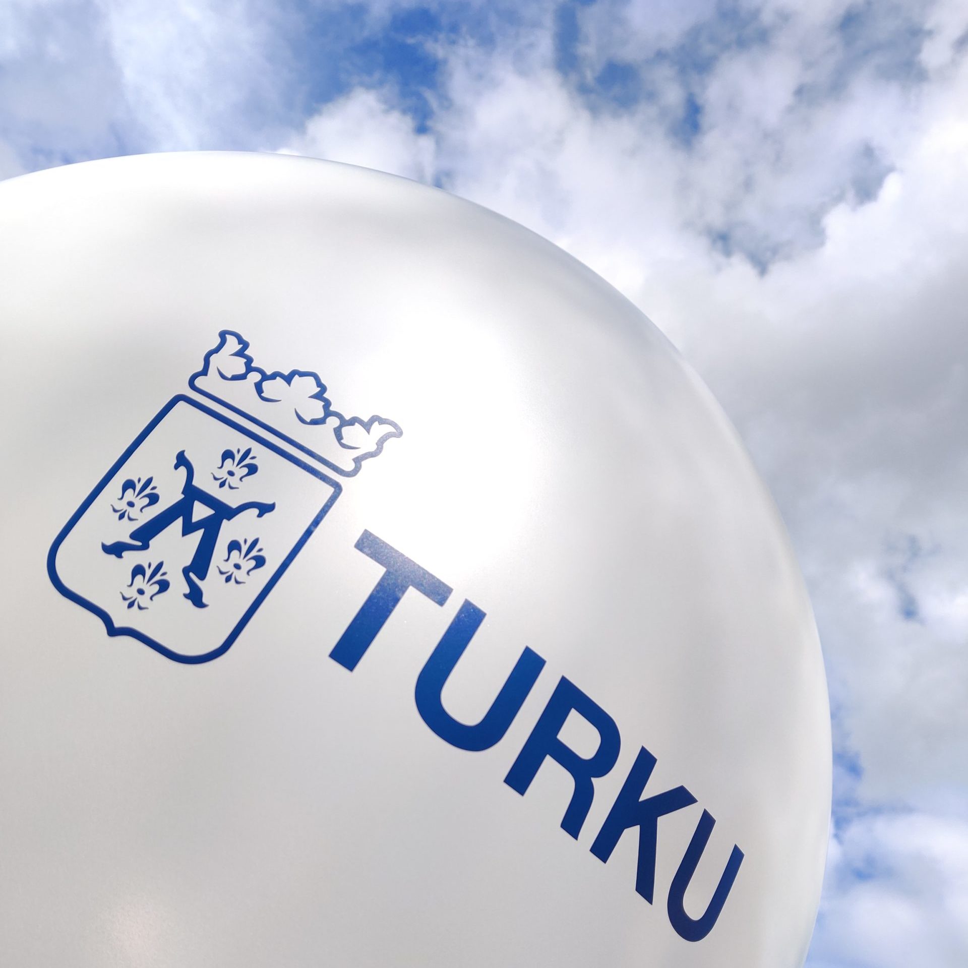 Yksittäisiä teipattuja palloja logoilla